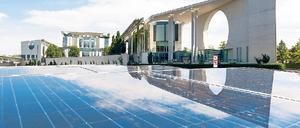 Zentrum der Macht. Täglich ist es Ziel unzähliger Touristen und selbst vom Wasser aus gesehen imposant: das „Band des Bundes“ mit dem Kanzleramt und seinen angrenzenden Bauten im Spreebogen.