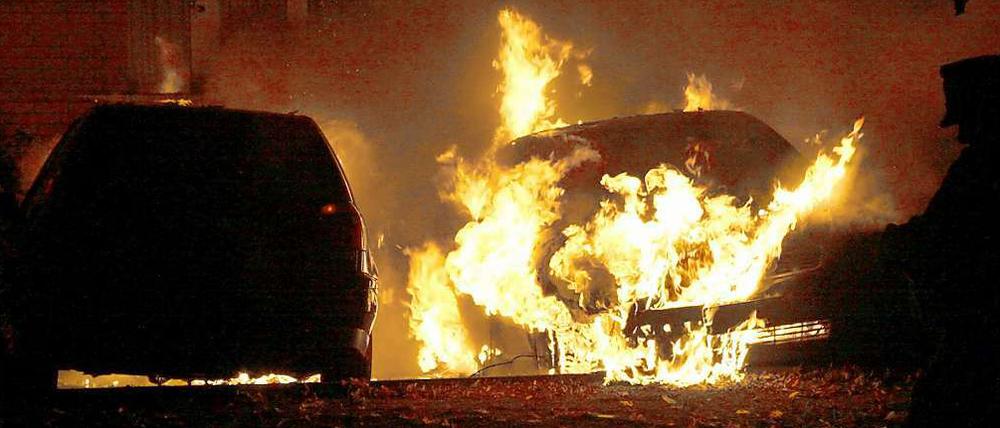 Brennende Autos. Nicht mehr alle Fälle werden gemeldet - um Nachahm-Taten zu vermeiden.