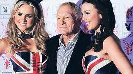 Doppelte Begleitung. Hefner eröffnete dieser Tage einen Club in London. Foto: AFP