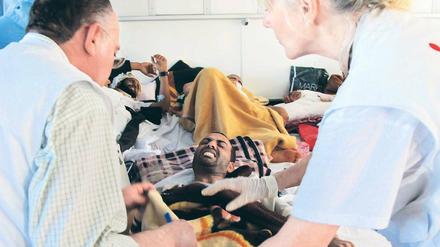Zuwendung. Internationale Hilfsorganisationen wie Ärzte ohne Grenzen (hier im April im Einsatz in Misrata, Libyen) stehen für eine Neubesinnung auf Menschenrechte und Mitmenschlichkeit nach 1945.