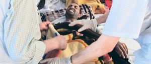 Zuwendung. Internationale Hilfsorganisationen wie Ärzte ohne Grenzen (hier im April im Einsatz in Misrata, Libyen) stehen für eine Neubesinnung auf Menschenrechte und Mitmenschlichkeit nach 1945.