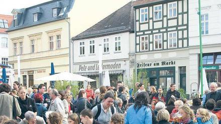 Herzhaft. Alljährlich lädt die FH ihre Studierenden auf den Marktplatz ein. Es gibt Wildschwein und Spritzkuchen satt.