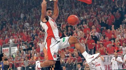 Dem Korb so nahe. Kyle Hines verzückt mit seinem Dunking das Bamberger Publikum, dem Berliner Flügelspieler Julius Jenkins (links) bleibt nur die Zuschauerrolle.