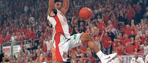 Dem Korb so nahe. Kyle Hines verzückt mit seinem Dunking das Bamberger Publikum, dem Berliner Flügelspieler Julius Jenkins (links) bleibt nur die Zuschauerrolle. 