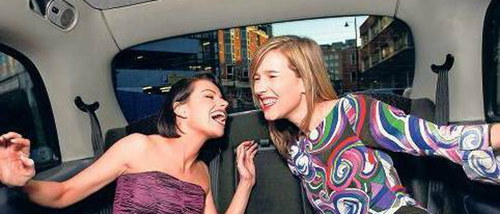 Vorglühen. Der richtige Song im Radio bringt Party People in Schwung.Foto: pa/Cultura