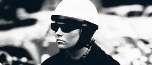 Flotter Feger. 1962 fotografierte Abisag Tüllmann diese Frau auf einem Motorroller in Frankfurt am Main. 