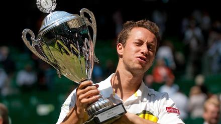Philipp Kohlschreiber stemmt den Siegerpokal.