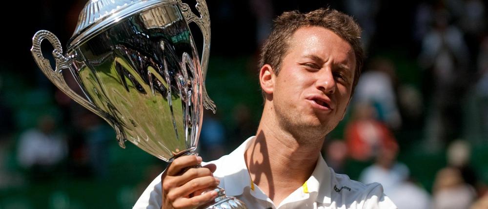 Philipp Kohlschreiber stemmt den Siegerpokal.