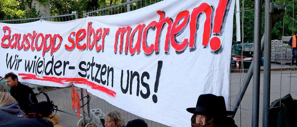 Wie diese Demonstranten will auch der grüne Ministerpräsident Kretschmann einen längeren Baustopp. Bezahlen will er dafür aber nicht.