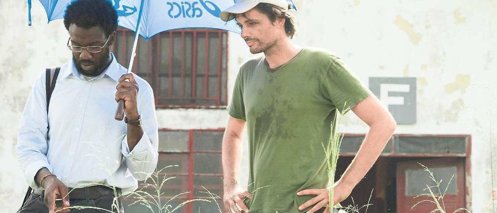 Rückkehr. Ulrich Köhler (rechts) mit seinem Hauptdarsteller Jean-Christophe Folly beim Dreh von „Schlafkrankheit“. 