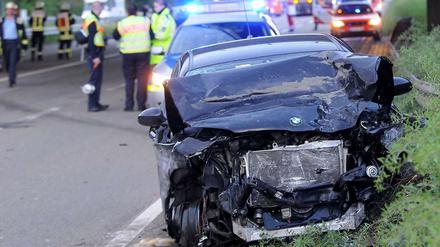Ein beschädigter Pkw nach dem Unfall auf der Autobahn 5.