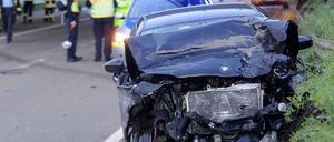 Ein beschädigter Pkw nach dem Unfall auf der Autobahn 5.