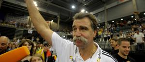 Heiner Brand verabschiedet sich von den Fans.