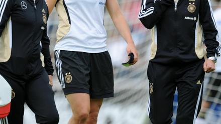 Schmerzen bei Birgit Prinz, bange Blicke bei Trainerin Silvia Neid.