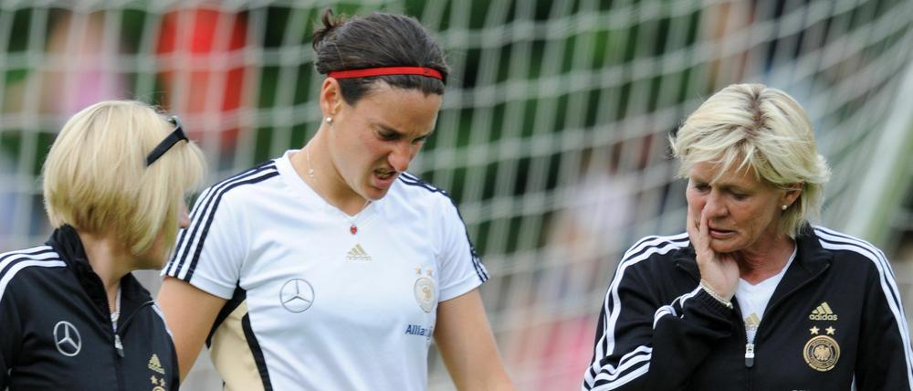 Schmerzen bei Birgit Prinz, bange Blicke bei Trainerin Silvia Neid.
