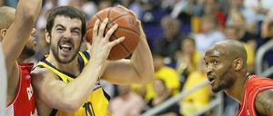Berlins Taylor Rochestie (M) kämpft um den Ball mit Bambergs Reyshawn Terry (r) 