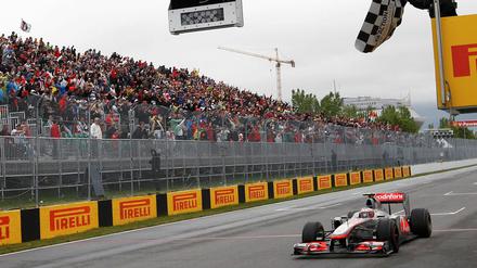 Jenson Button siegte nach einem chaotischen Rennverlauf.