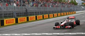 Jenson Button siegte nach einem chaotischen Rennverlauf.