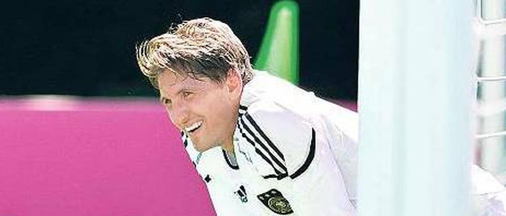 René Adler, 26, war vor der WM 2010 die Nummer eins im Nationalteam, ehe ihn eine Verletzung stoppte. Seitdem ist der gebürtige Leipziger nur noch die Nummer zwei hinter Manuel Neuer. Insgesamt kommt er auf zehn Länderspiele, bei Bayer Leverkusen bestritt er 138 Bundesligaspiele.