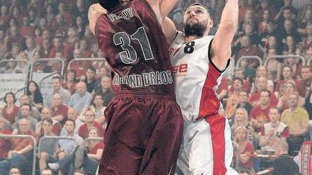 Der nächste Anlauf. Pedrag Suput (rechts) zählt zu den Leistungsträgern im Bamberger Team. Im letzten Spiel gegen Alba Berlin erzielte er 34 Punkte.