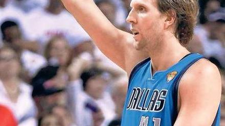 41 für 3. Dirk Nowitzki feiert einen Treffer im zweiten NBA-Finalspiel. Foto: Reuters