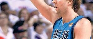 41 für 3. Dirk Nowitzki feiert einen Treffer im zweiten NBA-Finalspiel. Foto: Reuters