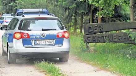 Heiße Spur. Polizeiwagen fahren am Sonntag in Bienenbüttel im niedersächsischen Landkreis Uelzen auf das Gelände des Hofes, von dem die verdächtigen Sprossen stammen.