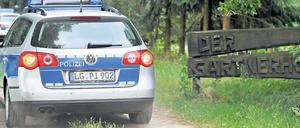 Heiße Spur. Polizeiwagen fahren am Sonntag in Bienenbüttel im niedersächsischen Landkreis Uelzen auf das Gelände des Hofes, von dem die verdächtigen Sprossen stammen. 