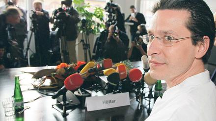 Unverhoffte Hoffnung. Gero Hütter gibt 2008 auf einer Pressekonferenz in Berlin einen erstaunlichen Therapieerfolg bekannt.