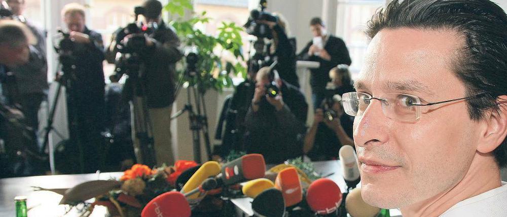 Unverhoffte Hoffnung. Gero Hütter gibt 2008 auf einer Pressekonferenz in Berlin einen erstaunlichen Therapieerfolg bekannt.