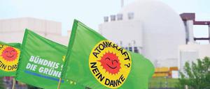Für die Atomkraft ist das Ende absehbar, für die Proteste dagegen noch nicht. Grüne Flaggenparade vor dem Akw Brokdorf. 