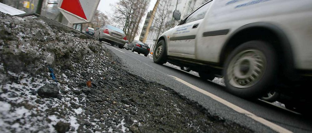 Die Schlaglöcher in Berlins Straßen machen Probleme.