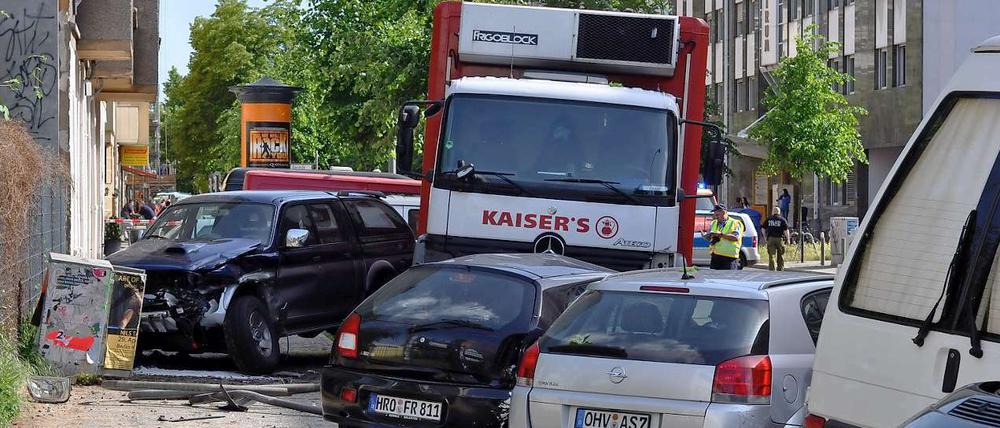 Die ganze Palette. Ein LKW rammte am Montagmorgen in Friedrichshain eine ganze Reihe parkender Autos - es entstand hohe Sachschaden.
