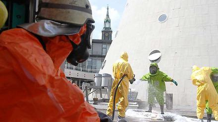 Wie Teletubbies sehen die Feuerwehrleute in ihren Vollschutzanzügen bei dem Einsatz am Fernsehturm aus.