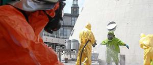 Wie Teletubbies sehen die Feuerwehrleute in ihren Vollschutzanzügen bei dem Einsatz am Fernsehturm aus.