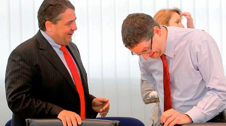 Alles ganz locker? Sigmar Gabriel (links) zu Beginn der SPD-Präsidiumssitzuung im Willy-Brandt-Haus in Berlin mit dem Vorsitzenden der hessischen SPD, Thorsten Schäfer-Gümbel.
