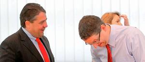 Alles ganz locker? Sigmar Gabriel (links) zu Beginn der SPD-Präsidiumssitzuung im Willy-Brandt-Haus in Berlin mit dem Vorsitzenden der hessischen SPD, Thorsten Schäfer-Gümbel.