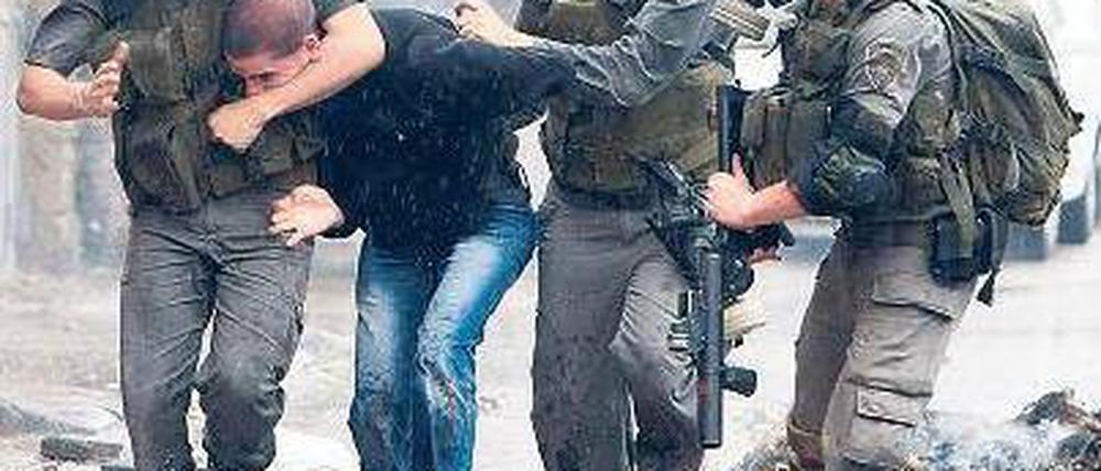 Grenzfall. Israelische Polizisten nahmen am Sonntag einen palästinensischen Demonstranten in der Westbank nahe Jerusalem fest. Foto: Ammar Awad/rtr