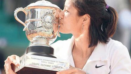 Zärtlich in Paris. Die Chinesin Li Na nähert sich dem Siegerpokal der French Open an. Foto: dpa