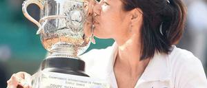 Zärtlich in Paris. Die Chinesin Li Na nähert sich dem Siegerpokal der French Open an. Foto: dpa