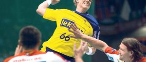 Der große Wurf. Sven-Sören Christophersen (mit Ball) wurde rechtzeitig zum Spiel in Magdeburg fit und erzielte fünf Tore. Foto: dpa