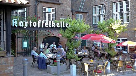 Alle Tests in dem Lübecker Restaurant blieben bislang negativ. Die Suche nach der Ehec-Quelle geht weiter.
