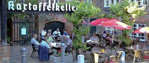 Alle Tests in dem Lübecker Restaurant blieben bislang negativ. Die Suche nach der Ehec-Quelle geht weiter.