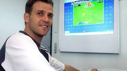 Oliver Bierhoff "daddelt" mit.