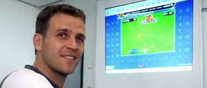 Oliver Bierhoff "daddelt" mit.