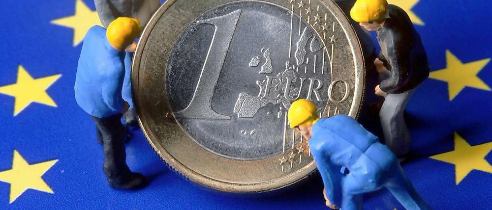 Und jetzt alle: Finanzminister Schäuble will die privaten Gläubiger an der Rettung Griechenlands beteiligen. Damit das Land aber wieder auf eigenen Füßen stehen kann, ist mehr nötig.