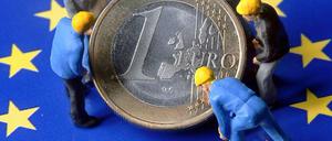 Und jetzt alle: Finanzminister Schäuble will die privaten Gläubiger an der Rettung Griechenlands beteiligen. Damit das Land aber wieder auf eigenen Füßen stehen kann, ist mehr nötig.