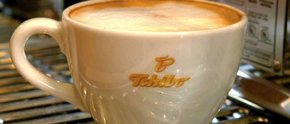 Große deutsche Kaffeeröster wie Tchibo haben ihre Preise im Außer-Haus-Verkauf abgesprochen.