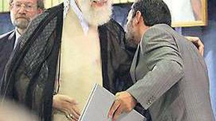 Die Einigkeit ist dahin. Der iranische Präsident Mahmud Ahmadinedschad (rechts) war einst der Liebling des Religionsführers Ali Chamenei (links). Inzwischen bekriegen sich die beiden Politiker. Foto: dpa