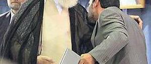 Die Einigkeit ist dahin. Der iranische Präsident Mahmud Ahmadinedschad (rechts) war einst der Liebling des Religionsführers Ali Chamenei (links). Inzwischen bekriegen sich die beiden Politiker. Foto: dpa